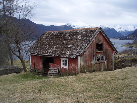 Redskapshuset, gresset og fjorden venter på at våren virkelig skal komme i gang. Redskapshuset, gresset og fjorden venter på at våren virkelig skal komme i gang.